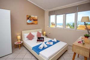 A bed or beds in a room at Endless Blue Sunshine