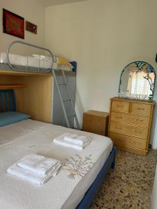 a bedroom with a bunk bed and a dresser with towels at La casetta di India in San Domino