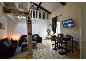 una sala de estar con una mesa en el centro de una habitación en Domaine de Plisseau, en Le Rigalet