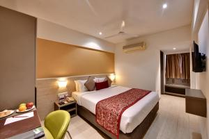 Postel nebo postele na pokoji v ubytování Click Hotel Vadodara 4 mins walk for the Railway Station