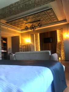 ein Schlafzimmer mit einem Bett und einem Sofa in der Unterkunft Real airport in Arnavutköy