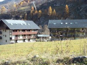 a building in a field next to a building at Appartement Valloire, 1 pièce, 4 personnes - FR-1-263-379 in Valloire