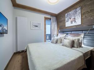 ein Schlafzimmer mit großem Bett und Fenster in der Unterkunft Appartement Neuf Centre Courchevel Village, Proche Commerces et Pistes, Parking et Fitness Inclus - FR-1-562-33 in Courchevel