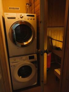 - Lavadora y secadora en una habitación pequeña en Kivijärven Linnanmäki Apartments, en Kivijärvi
