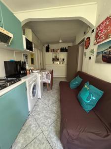 uma sala de estar com um sofá e uma cozinha em La casetta di India em San Domino