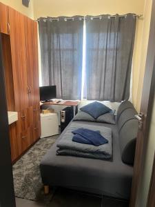 een slaapkamer met een bed, een raam en een bureau bij Stylové apartmánky in Frýdek-Místek