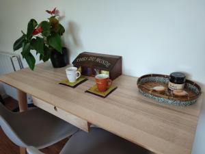une table avec un panier de beignets et une boîte sur celle-ci dans l'établissement Gîte insolite La Renouée, à Saumur