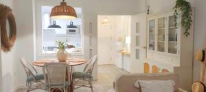 a kitchen and dining room with a table and chairs at Kentia golf Playa Granada in Motril