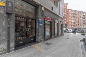 un edificio con un montón de ventanas en una calle en Hola Bilbao!, en Bilbao