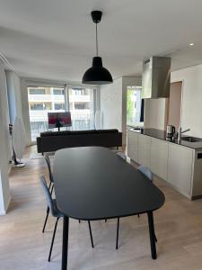 a table and chairs in a kitchen with a piano at Wohnung im Trendquartier zentral - 24-7 check-in with keybox in Zürich