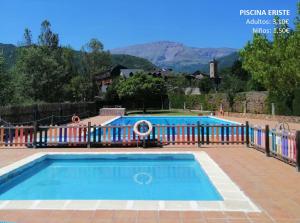 une grande piscine entourée d'une clôture. dans l'établissement Casa de la Marmota, à Eriste