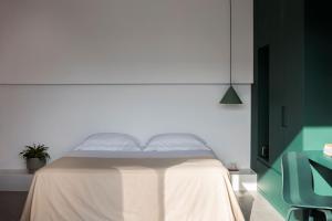 Un pat sau paturi într-o cameră la Neo Suites