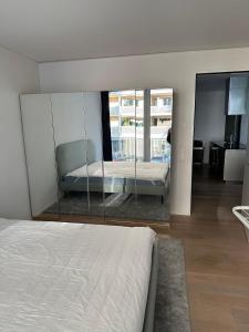 チューリッヒにあるWohnung im Trendquartier zentral - 24-7 check-in with keyboxのベッドと大きな鏡のある寝室 +4枚の写真