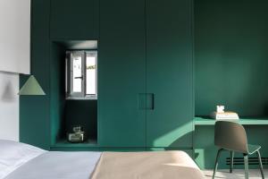 Un pat sau paturi într-o cameră la Neo Suites