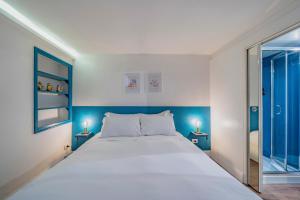 A bed or beds in a room at RELSTAY - Brera District