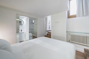 A bed or beds in a room at RELSTAY - Brera District