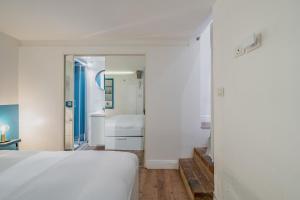 A bed or beds in a room at RELSTAY - Brera District