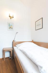 Postel nebo postele na pokoji v ubytování Seminarzentrum Stift Schlägl