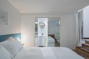 A bed or beds in a room at RELSTAY - Brera District