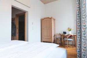 1 dormitorio con 1 cama y 1 mesa con sillas en Seminarzentrum Stift Schlägl, en SchlÃ¤gl