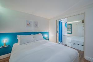 A bed or beds in a room at RELSTAY - Brera District