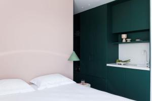 Un pat sau paturi într-o cameră la Neo Suites