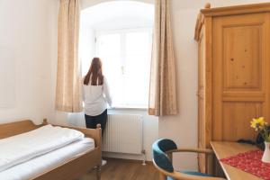 Postel nebo postele na pokoji v ubytování Seminarzentrum Stift Schlägl
