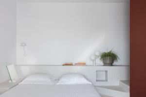 Un pat sau paturi într-o cameră la Neo Suites