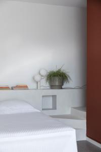 Un pat sau paturi într-o cameră la Neo Suites