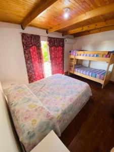 1 dormitorio con 2 literas y techo de madera en GuyamaApart en Puerto Iguazú