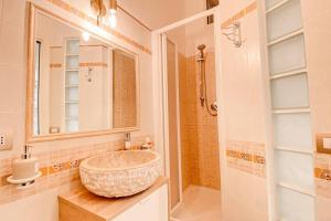 a bathroom with a large sink and a mirror at Casa Di Davide in Anzio