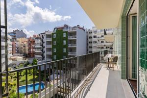 balkon z widokiem na budynki w obiekcie Upscale Apartment in City Center by LovelyStay w Lizbonie