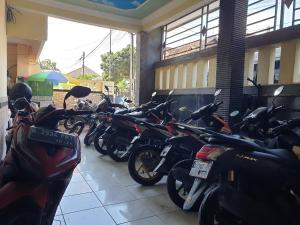 rząd motocykli zaparkowany wewnątrz budynku w obiekcie OYO Life 92622 Jatiluhur Kost Syariah w mieście Malang