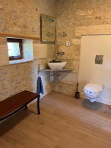 y baño con lavabo y aseo. en Le Loft Ancien Haras de la Tour en Lamothe-Landerron