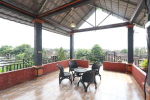 Un patio con sillas y una mesa en el balcón. en OYO 92629 Pondok Kawandya, en Karanganyar