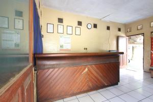 a bar in a restaurant with a wooden counter at OYO 92631 Hotel Dan Aula Wahyu Sari B in Karanganyar