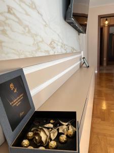 a box of clams in a room with a marble wall at Sarajevo Waves Aparthotel in Sarajevo