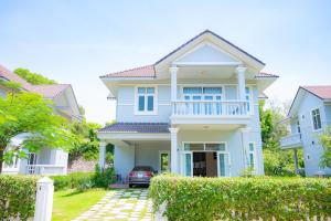 a house with a car parked in front of it at Villa Sealinks City Mui Ne 3br - SeaHome O867,7O7,123 in Phan Thiet