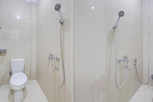 La salle de bains est pourvue d'une douche et de toilettes. dans l'établissement OYO 92642 Tumesa Homestay 2 Syariah, à Semarang