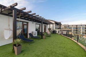 eine Dachterrasse mit grünem Gras auf einem Gebäude in der Unterkunft MareliS Skies VIP Apartment in Topola