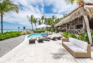 um resort com piscina e palmeiras em CALETON 8 9 ACCESS TO EDEN ROC BEACH CLUB CHEF BUTLER MAiD GOLF CARTS POOLS JACUZZI em Punta Cana