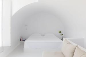 Un pat sau paturi într-o cameră la Neo Suites