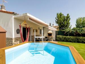 una piscina en el patio trasero de una casa en Casa Ozcoidi, acogedor alojamiento con jardín y piscina en el centro de Navarra, en Pitillas