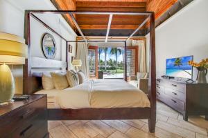 Postel nebo postele na pokoji v ubytování Las Palmas 22 Ocean View Villa with Cook Butler Maid