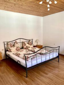 Un dormitorio con una cama con almohadas. en Ferienwohnung am Tabor, en Bad Radkersburg