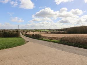 uma estrada que conduz a um campo com em The Old Dairy em Canterbury