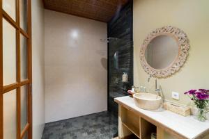 Koupelna v ubytování Narada Suite & Villa