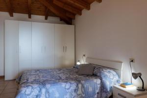 Schlafzimmer mit einem Bett und weißen Schränken in der Unterkunft Panoramic's loft in Verbania