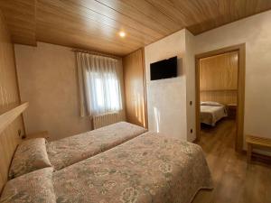 Postel nebo postele na pokoji v ubytování Hotel Sant Antoni