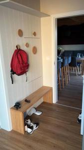 una mochila roja está colgada en la pared de una habitación en Slunečný dům s klimatizací s výhledem na Pálavu, en Brod nad Dyjí